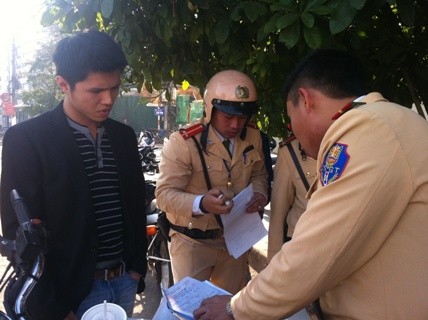 Nguyễn Thanh Quang khi bị lực lượng CSGT xử lý vi phạm giao thông